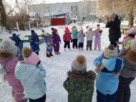 "Мы зря время не теряем, а всё играем и играем" "Мы зря время не теряем, а всё играем и играем".